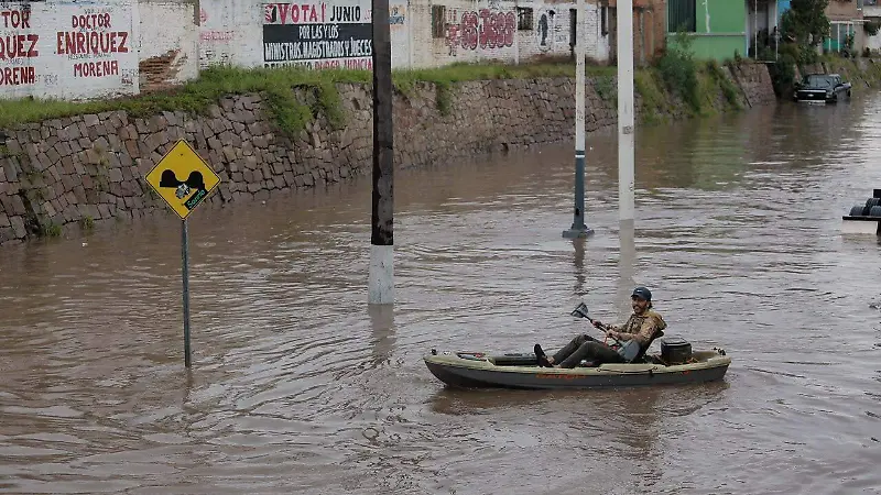 Intensas lluvias provocan inundación en el bulevar Primo de Verdad de la ciudad de Durango 